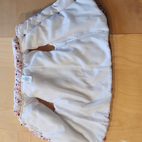 White Heart Patterned Puffer Vest with Pink Bow. Size 5T. - Picture 5 of 5